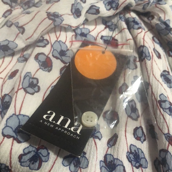 A.N.A. Boho floral print blouse Size L. New. - Picture 2 of 6